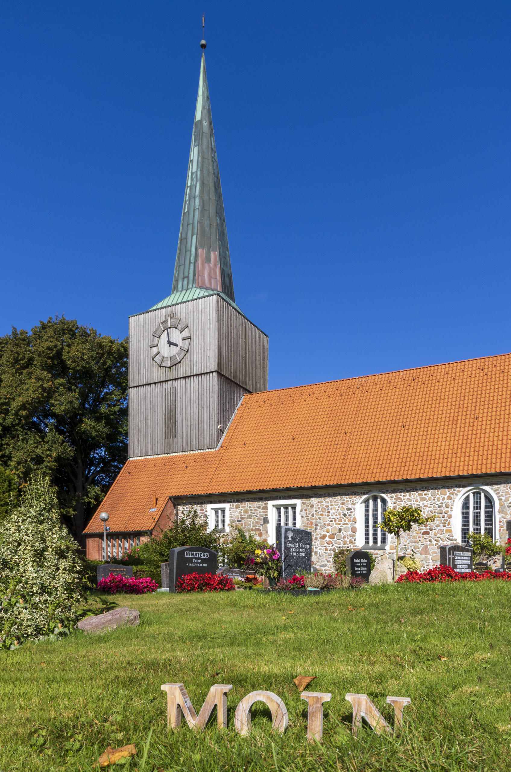 Evangelisch Lutherische Kirchengemeinde Albersdorf Kirche nah bei